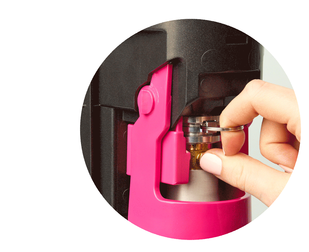 Machine à eau pétillante de dos avec une main féminine qui tient l'anneau d'un Connect-Indigo. Une étoile rose apparait dans le coin gauche de l'image avec une image d'un Connect-Indigo.